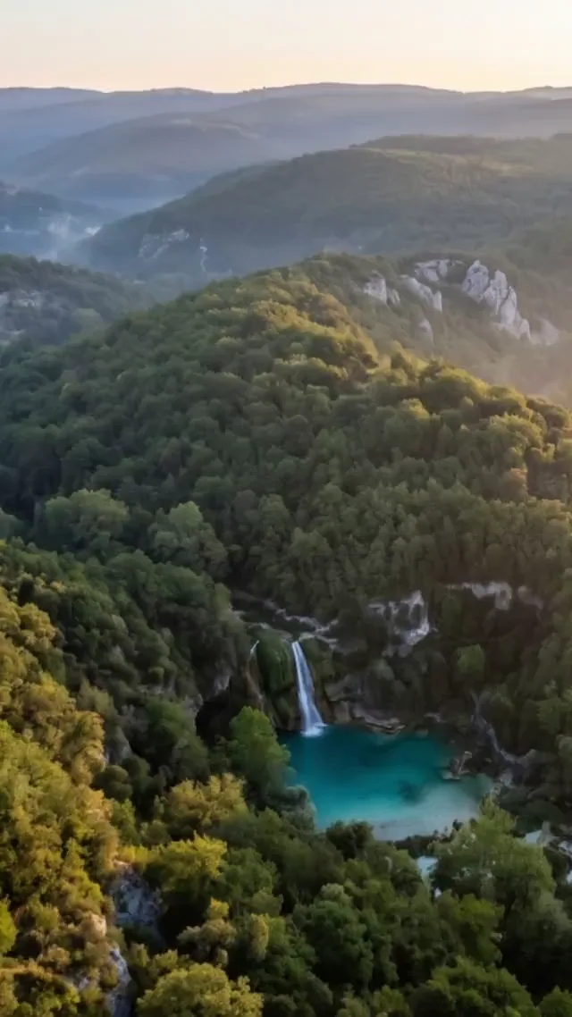 Scena illustrativa dell'acqua versata nel bicchiere