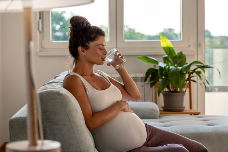 Come scegliere l’acqua da bere in gravidanza? 5 consigli per future mamme